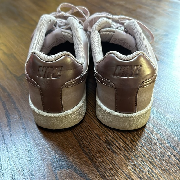 Nike Court Royale Particle Rose/Smokey Mauve size 9 women’s. Excellent Used Cond - Picture 2 of 5